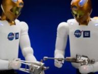 Deux exemplaires de Robonaut. Source : Nasa