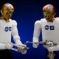 Deux exemplaires de Robonaut. Source : Nasa Deux exemplaires de Robonaut. Source : Nasa