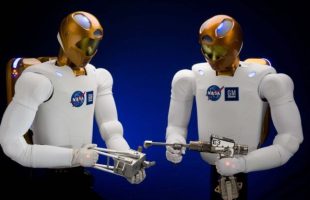 Deux exemplaires de Robonaut. Source : Nasa Deux exemplaires de Robonaut. Source : Nasa
