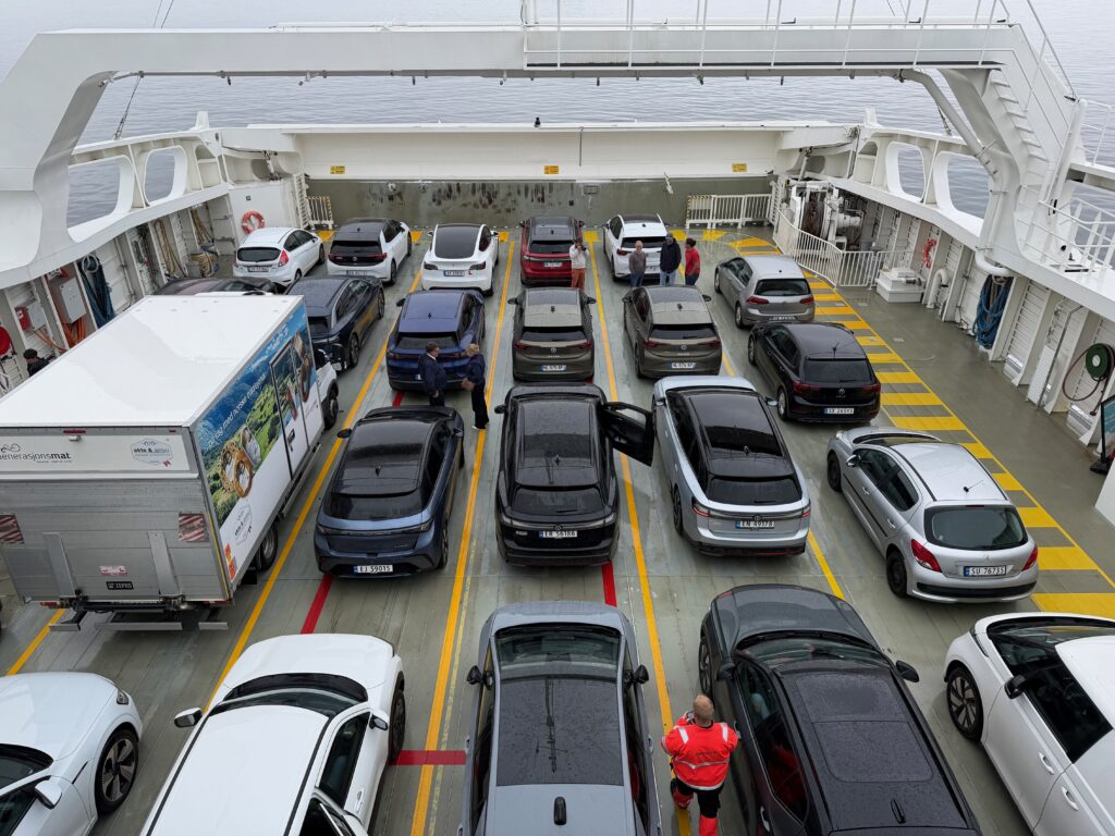 Même les bacs pour passer d'une rive à l'autre sont 100 % électriques en Norvège. // Source : Robin San Vicente pour Numerama
