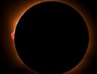 L'éclipse et la protubérance solaire. Source : Capture vidéo Numerama