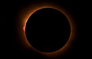 L'éclipse et la protubérance solaire. Source : Capture vidéo Numerama