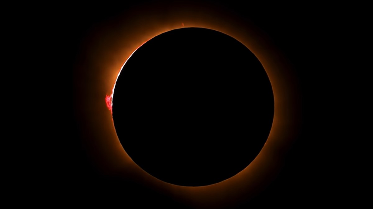 L'éclipse et la protubérance solaire. Source : Capture vidéo Numerama L'éclipse et la protubérance solaire. Source : Capture vidéo Numerama