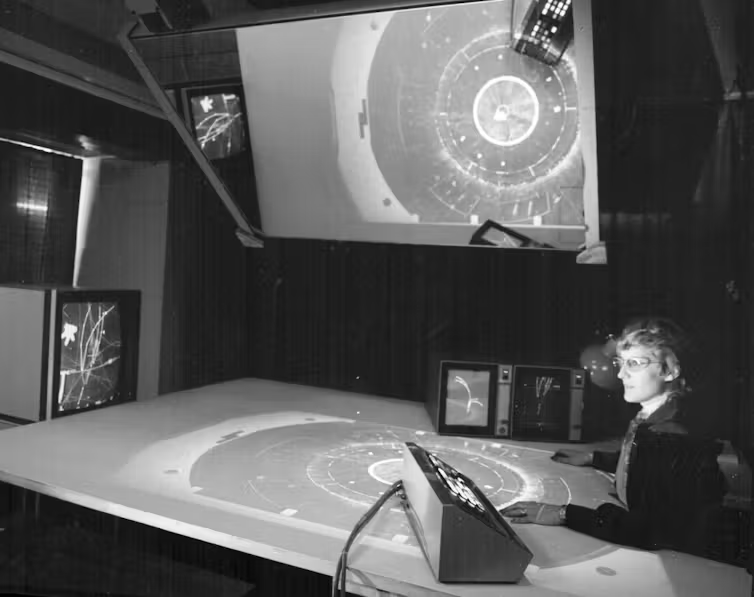 Madeleine Znoy à une table de numérisation analysant un cliché issu de BEBC // Source : CERN Madeleine Znoy à une table de numérisation analysant un cliché issu de BEBC // Source : CERN