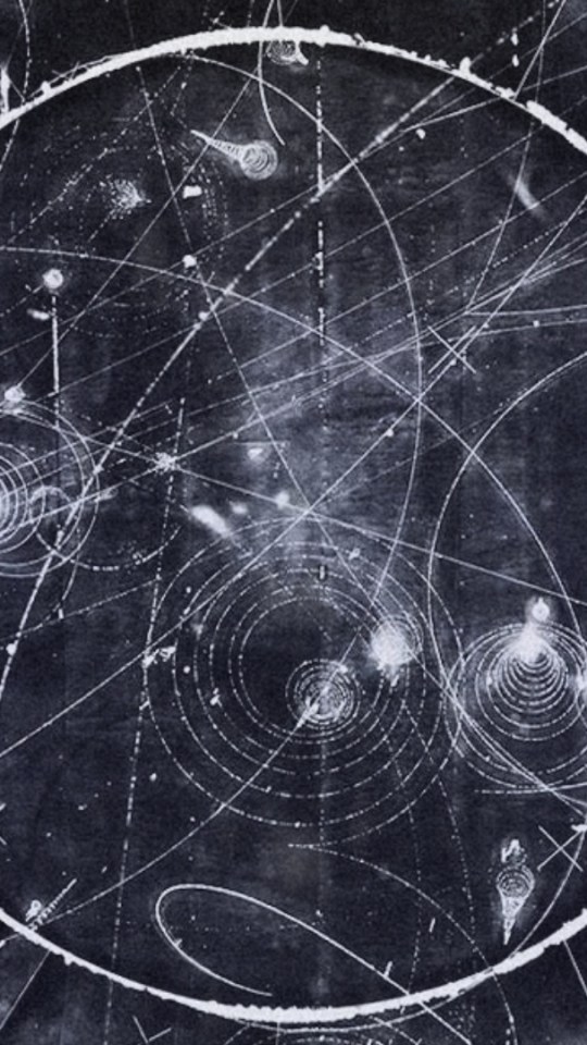 Détail d’un cliché révélant le passage de particules subatomiques. // Source : Olivier Dadoun et Hugo Deverchère Détail d’un cliché révélant le passage de particules subatomiques. // Source : Olivier Dadoun et Hugo Deverchère