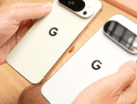 Le Pixel 10 Pro à gauche, le Pixel 11 Pro à droite. Le module caméra est 100 % noir.