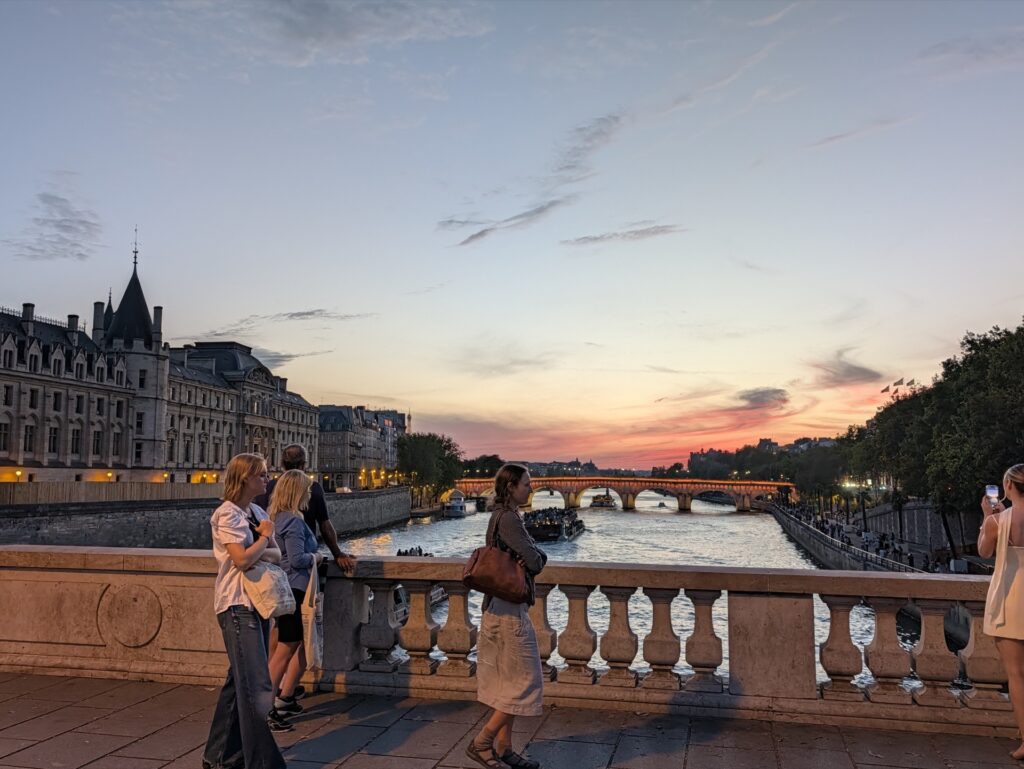 La gestion des couleurs est remarquable pour un coucher de soleil. La nuit commençait à tomber, le Pixel 11 Pro fait une photo magnifique.