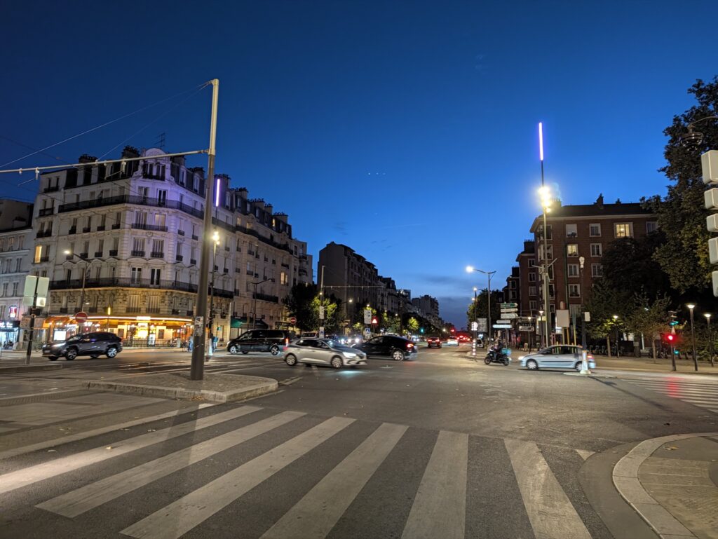 Cette photo a été réalisée dans la nuit mais Google rend tout plus lumineux. On voit quand même que les voitures sont floues à cause de la capture longue qui n'est pas parfaite.