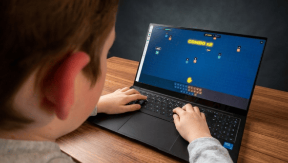 Pour aider son fils dyslexique, ce père a créé un jeu gratuit qui apprend à taper au clavier // Source : Fort-Dactylo