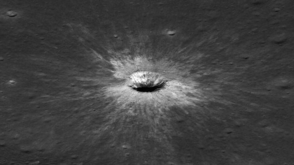 Image du cratère vu de côté par LRO. // Source : Nasa Image du cratère vu de côté par LRO. // Source : Nasa