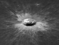 Image du cratère vu de côté par LRO. // Source : Nasa Image du cratère vu de côté par LRO. // Source : Nasa