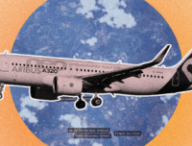 Regarder un avion passer dans le ciel et se demander ce que voient ses passagers : c’est à cette question toute simple que tente de répondre Stowaway. Ce site, utilisable gratuitement depuis un navigateur, recense les avions et certains satellites présents au-dessus de votre position, puis propose de les suivre depuis un point de vue virtuel.   Concrètement, Stowaway reconstitue le ciel qui vous entoure, avec les appareils qui le traversent, certains paramètres météorologiques et une luminosité adaptée à l’heure de la journée. Lorsqu’un avion apparaît, il suffit de le sélectionner, puis d’appuyer sur le bouton « Ride Along » pour que la caméra le rejoigne.  Comment fonctionne Stowaway ?   Nous avons donc testé. Plusieurs numéros de vol apparaissent dans le ciel virtuel, au-dessus de l’horizon. En cliquant sur l’un d’eux, vous pouvez « embarquer » à bord de l’appareil. Une colonne située à gauche de l’écran affiche également différentes informations, comme son modèle, son altitude, ou encore sa vitesse.   J’ai pour ma part embarqué à bord du BAW357, un Airbus A319 de British Airways qui reliait l’aéroport de Lyon-Saint-Exupéry à Londres-Heathrow. J’ai toutefois dû rechercher ce vol sur Flightradar24 pour connaître son point de départ et sa destination, ces informations n’étant pas directement fournies par Stowaway.  Une fois à bord, quatre points de vue sont proposés : devant l’appareil, à gauche ou à droite avant les ailes, ainsi que derrière celles-ci. Le résultat paraît, a priori, relativement réaliste. Mais force est de constater qu’à cette altitude -- du moins au-dessus de la région parisienne -- le paysage se résume souvent à des formes vertes, grises et marron qui ne sont pas toujours très distinctes. Le site indique quelques lieux clés pour se repérer en vol.   Le suivi des appareils et ces différents points de vue sont accessibles gratuitement. Stowaway propose toutefois une formule payante réservée aux personnes qui souhaitent soutenir le projet. Elle donne notamment accès à « Roger », une IA capable de répondre à des questions sur les appareils présents dans le ciel, de rechercher un vol ou encore d’y embarquer à la demande.  Ce n’est pas une véritable caméra embarquée  Dans les faits, Stowaway ne diffuse aucune image filmée depuis l’avion. Selon ses conditions d’utilisation, l’outil rassemble des informations provenant de diffusions publiques et de services tiers. Il peut ainsi suivre la position, l’altitude et la trajectoire des appareils, puis faire évoluer avec eux un point de vue entièrement virtuel.  Stowaway permet également de suivre certains satellites. Là encore, le résultat n’est pas exhaustif : ses conditions d’utilisation préviennent que les positions affichées proviennent de services tiers et peuvent être retardées, incomplètes ou absentes.  Le décor est lui aussi reconstitué, notamment grâce aux cartes en 3D de Google. Les conditions météorologiques ne sont que partiellement reproduites. Sur Hacker News, le créateur explique que la vitesse et la direction du vent influencent le déplacement des nuages, mais que leur couverture est fixée à 20 % par défaut afin de préserver la visibilité. La pluie n’est, par exemple, pas encore simulée.  Stowaway peut enfin rencontrer quelques problèmes techniques. En août 2026, son créateur a expliqué que l’afflux d’utilisateurs lui avait fait atteindre la limite d’utilisation de Google 3D Tiles. Le terrain pouvait alors apparaître plat, manquer de détails ou ne pas se charger. À l’époque, il indiquait travailler sur une solution pour pallier ce problème.  Bien qu’imparfait, le site offre un début de réponse à toutes les personnes curieuses de savoir ce que voient les passagers des avions qui passent au-dessus de leur tête. // Source : Numerama / Wikimedia Commons / Stowaway