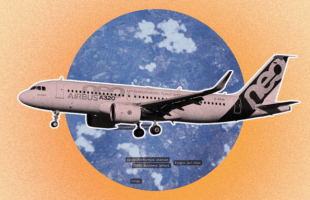 Regarder un avion passer dans le ciel et se demander ce que voient ses passagers : c’est à cette question toute simple que tente de répondre Stowaway. Ce site, utilisable gratuitement depuis un navigateur, recense les avions et certains satellites présents au-dessus de votre position, puis propose de les suivre depuis un point de vue virtuel. Concrètement, Stowaway reconstitue le ciel qui vous entoure, avec les appareils qui le traversent, certains paramètres météorologiques et une luminosité adaptée à l’heure de la journée. Lorsqu’un avion apparaît, il suffit de le sélectionner, puis d’appuyer sur le bouton « Ride Along » pour que la caméra le rejoigne. Comment fonctionne Stowaway ? Nous avons donc testé. Plusieurs numéros de vol apparaissent dans le ciel virtuel, au-dessus de l’horizon. En cliquant sur l’un d’eux, vous pouvez « embarquer » à bord de l’appareil. Une colonne située à gauche de l’écran affiche également différentes informations, comme son modèle, son altitude, ou encore sa vitesse. J’ai pour ma part embarqué à bord du BAW357, un Airbus A319 de British Airways qui reliait l’aéroport de Lyon-Saint-Exupéry à Londres-Heathrow. J’ai toutefois dû rechercher ce vol sur Flightradar24 pour connaître son point de départ et sa destination, ces informations n’étant pas directement fournies par Stowaway. Une fois à bord, quatre points de vue sont proposés : devant l’appareil, à gauche ou à droite avant les ailes, ainsi que derrière celles-ci. Le résultat paraît, a priori, relativement réaliste. Mais force est de constater qu’à cette altitude -- du moins au-dessus de la région parisienne -- le paysage se résume souvent à des formes vertes, grises et marron qui ne sont pas toujours très distinctes. Le site indique quelques lieux clés pour se repérer en vol. Le suivi des appareils et ces différents points de vue sont accessibles gratuitement. Stowaway propose toutefois une formule payante réservée aux personnes qui souhaitent soutenir le projet. Elle donne notamment accès à « Roger », une IA capable de répondre à des questions sur les appareils présents dans le ciel, de rechercher un vol ou encore d’y embarquer à la demande. Ce n’est pas une véritable caméra embarquée Dans les faits, Stowaway ne diffuse aucune image filmée depuis l’avion. Selon ses conditions d’utilisation, l’outil rassemble des informations provenant de diffusions publiques et de services tiers. Il peut ainsi suivre la position, l’altitude et la trajectoire des appareils, puis faire évoluer avec eux un point de vue entièrement virtuel. Stowaway permet également de suivre certains satellites. Là encore, le résultat n’est pas exhaustif : ses conditions d’utilisation préviennent que les positions affichées proviennent de services tiers et peuvent être retardées, incomplètes ou absentes. Le décor est lui aussi reconstitué, notamment grâce aux cartes en 3D de Google. Les conditions météorologiques ne sont que partiellement reproduites. Sur Hacker News, le créateur explique que la vitesse et la direction du vent influencent le déplacement des nuages, mais que leur couverture est fixée à 20 % par défaut afin de préserver la visibilité. La pluie n’est, par exemple, pas encore simulée. Stowaway peut enfin rencontrer quelques problèmes techniques. En août 2026, son créateur a expliqué que l’afflux d’utilisateurs lui avait fait atteindre la limite d’utilisation de Google 3D Tiles. Le terrain pouvait alors apparaître plat, manquer de détails ou ne pas se charger. À l’époque, il indiquait travailler sur une solution pour pallier ce problème. Bien qu’imparfait, le site offre un début de réponse à toutes les personnes curieuses de savoir ce que voient les passagers des avions qui passent au-dessus de leur tête. // Source : Numerama / Wikimedia Commons / Stowaway Regarder un avion passer dans le ciel et se demander ce que voient ses passagers : c’est à cette question toute simple que tente de répondre Stowaway. Ce site, utilisable gratuitement depuis un navigateur, recense les avions et certains satellites présents au-dessus de votre position, puis propose de les suivre depuis un point de vue virtuel. Concrètement, Stowaway reconstitue le ciel qui vous entoure, avec les appareils qui le traversent, certains paramètres météorologiques et une luminosité adaptée à l’heure de la journée. Lorsqu’un avion apparaît, il suffit de le sélectionner, puis d’appuyer sur le bouton « Ride Along » pour que la caméra le rejoigne. Comment fonctionne Stowaway ? Nous avons donc testé. Plusieurs numéros de vol apparaissent dans le ciel virtuel, au-dessus de l’horizon. En cliquant sur l’un d’eux, vous pouvez « embarquer » à bord de l’appareil. Une colonne située à gauche de l’écran affiche également différentes informations, comme son modèle, son altitude, ou encore sa vitesse. J’ai pour ma part embarqué à bord du BAW357, un Airbus A319 de British Airways qui reliait l’aéroport de Lyon-Saint-Exupéry à Londres-Heathrow. J’ai toutefois dû rechercher ce vol sur Flightradar24 pour connaître son point de départ et sa destination, ces informations n’étant pas directement fournies par Stowaway. Une fois à bord, quatre points de vue sont proposés : devant l’appareil, à gauche ou à droite avant les ailes, ainsi que derrière celles-ci. Le résultat paraît, a priori, relativement réaliste. Mais force est de constater qu’à cette altitude -- du moins au-dessus de la région parisienne -- le paysage se résume souvent à des formes vertes, grises et marron qui ne sont pas toujours très distinctes. Le site indique quelques lieux clés pour se repérer en vol. Le suivi des appareils et ces différents points de vue sont accessibles gratuitement. Stowaway propose toutefois une formule payante réservée aux personnes qui souhaitent soutenir le projet. Elle donne notamment accès à « Roger », une IA capable de répondre à des questions sur les appareils présents dans le ciel, de rechercher un vol ou encore d’y embarquer à la demande. Ce n’est pas une véritable caméra embarquée Dans les faits, Stowaway ne diffuse aucune image filmée depuis l’avion. Selon ses conditions d’utilisation, l’outil rassemble des informations provenant de diffusions publiques et de services tiers. Il peut ainsi suivre la position, l’altitude et la trajectoire des appareils, puis faire évoluer avec eux un point de vue entièrement virtuel. Stowaway permet également de suivre certains satellites. Là encore, le résultat n’est pas exhaustif : ses conditions d’utilisation préviennent que les positions affichées proviennent de services tiers et peuvent être retardées, incomplètes ou absentes. Le décor est lui aussi reconstitué, notamment grâce aux cartes en 3D de Google. Les conditions météorologiques ne sont que partiellement reproduites. Sur Hacker News, le créateur explique que la vitesse et la direction du vent influencent le déplacement des nuages, mais que leur couverture est fixée à 20 % par défaut afin de préserver la visibilité. La pluie n’est, par exemple, pas encore simulée. Stowaway peut enfin rencontrer quelques problèmes techniques. En août 2026, son créateur a expliqué que l’afflux d’utilisateurs lui avait fait atteindre la limite d’utilisation de Google 3D Tiles. Le terrain pouvait alors apparaître plat, manquer de détails ou ne pas se charger. À l’époque, il indiquait travailler sur une solution pour pallier ce problème. Bien qu’imparfait, le site offre un début de réponse à toutes les personnes curieuses de savoir ce que voient les passagers des avions qui passent au-dessus de leur tête. // Source : Numerama / Wikimedia Commons / Stowaway