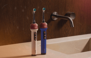 Dyson a mis une caméra dans sa première brosse à dents : elle coûte 479 euros // Source : Dyson