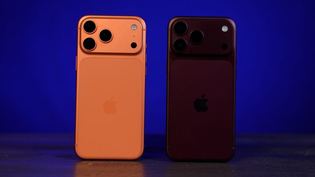 L'iPhone 17 Pro Max à gauche. L'iPhone 18 Pro Max à droite. La couleur est difficile à photographier. // Source : Numerama L'iPhone 17 Pro Max à gauche. L'iPhone 18 Pro Max à droite. La couleur est difficile à photographier. // Source : Numerama