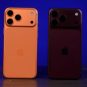 L'iPhone 17 Pro Max à gauche. L'iPhone 18 Pro Max à droite. La couleur est difficile à photographier. // Source : Numerama