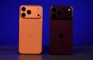 L'iPhone 17 Pro Max à gauche. L'iPhone 18 Pro Max à droite. La couleur est difficile à photographier. // Source : Numerama L'iPhone 17 Pro Max à gauche. L'iPhone 18 Pro Max à droite. La couleur est difficile à photographier. // Source : Numerama