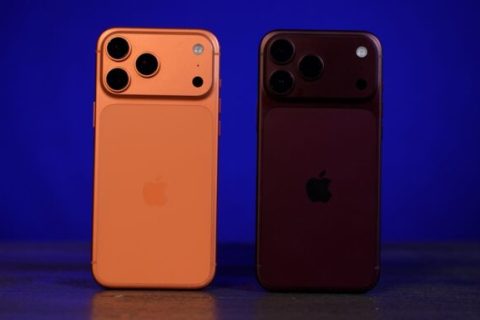 L'iPhone 17 Pro Max à gauche. L'iPhone 18 Pro Max à droite. La couleur est difficile à photographier. // Source : Numerama L'iPhone 17 Pro Max à gauche. L'iPhone 18 Pro Max à droite. La couleur est difficile à photographier. // Source : Numerama