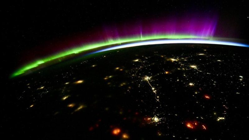 Depuis l’ISS, des astronautes de la Nasa photographient des aurores boréales d’un violet rare