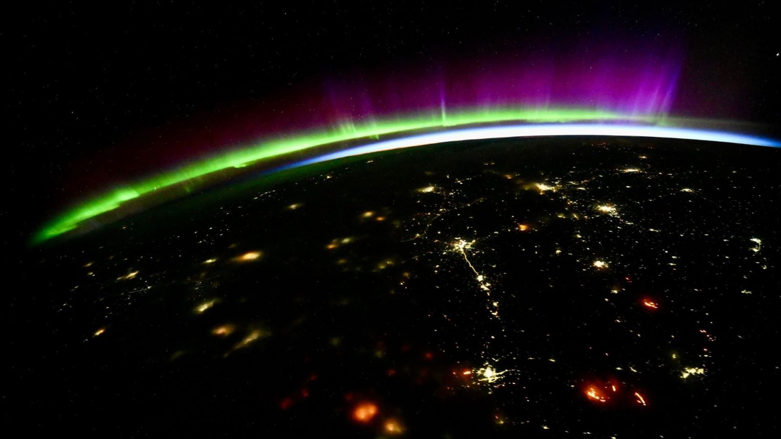 Depuis l’ISS, des astronautes de la Nasa photographient des aurores boréales d’un violet rare
