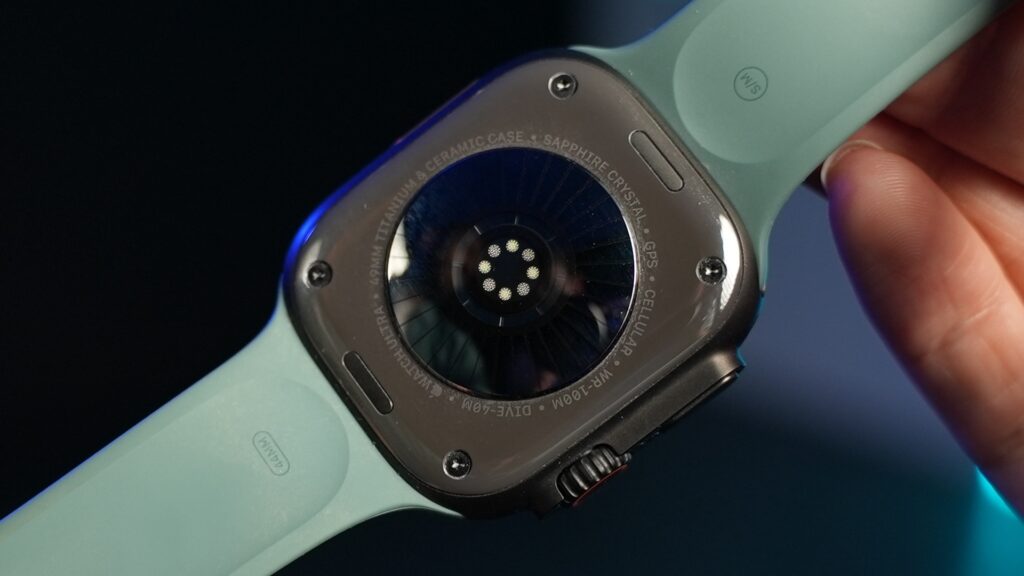 Au dos, l'Apple Watch Ultra 4 a un nouveau capteur bien plus grand. // Source : Numerama Au dos, l'Apple Watch Ultra 4 a un nouveau capteur bien plus grand. // Source : Numerama