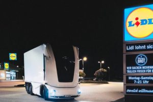 Einride et Lidl ont déployé le premier camion de livraison 100 % autonome. // Source : Lidl Einride et Lidl ont déployé le premier camion de livraison 100 % autonome. // Source : Lidl