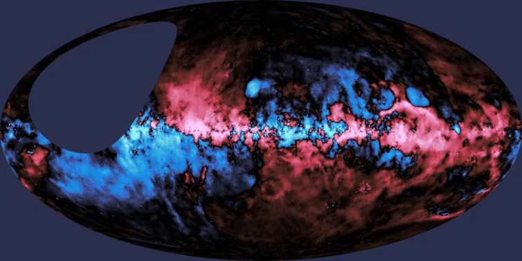La carte des champs magnétiques Spectra and Polarisation In Cutouts of Extragalactic sources from RACS (SPICE-RACS). Le plan de la Voie lactée traverse le centre de l’image, de gauche à droite. Le trou en haut à gauche correspond à la partie du ciel non visible par le télescope. // Source : Alec Thomson et al. (2026) La carte des champs magnétiques Spectra and Polarisation In Cutouts of Extragalactic sources from RACS (SPICE-RACS). Le plan de la Voie lactée traverse le centre de l’image, de gauche à droite. Le trou en haut à gauche correspond à la partie du ciel non visible par le télescope. // Source : Alec Thomson et al. (2026)