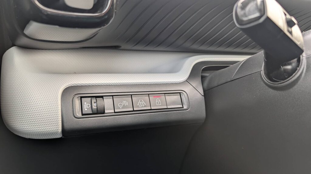 Même la e-C3 de base à un bouton pour désactiver l'alerte de survitesse // Source : Raphaelle Baut pour Numerama Même la e-C3 de base à un bouton pour désactiver l'alerte de survitesse // Source : Raphaelle Baut pour Numerama