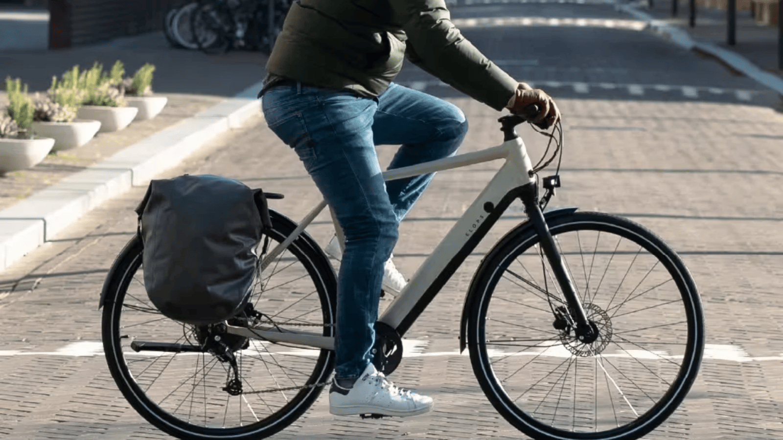 Ce vélo électrique de ville de Decathlon aux 110 km d’autonomie perd 300 €