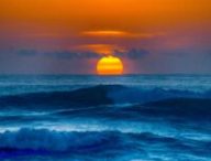 Soleil se couchant sur la mer. // Source : Canva Soleil se couchant sur la mer. // Source : Canva