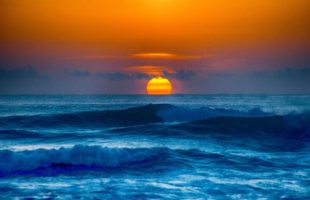Soleil se couchant sur la mer. // Source : Canva Soleil se couchant sur la mer. // Source : Canva