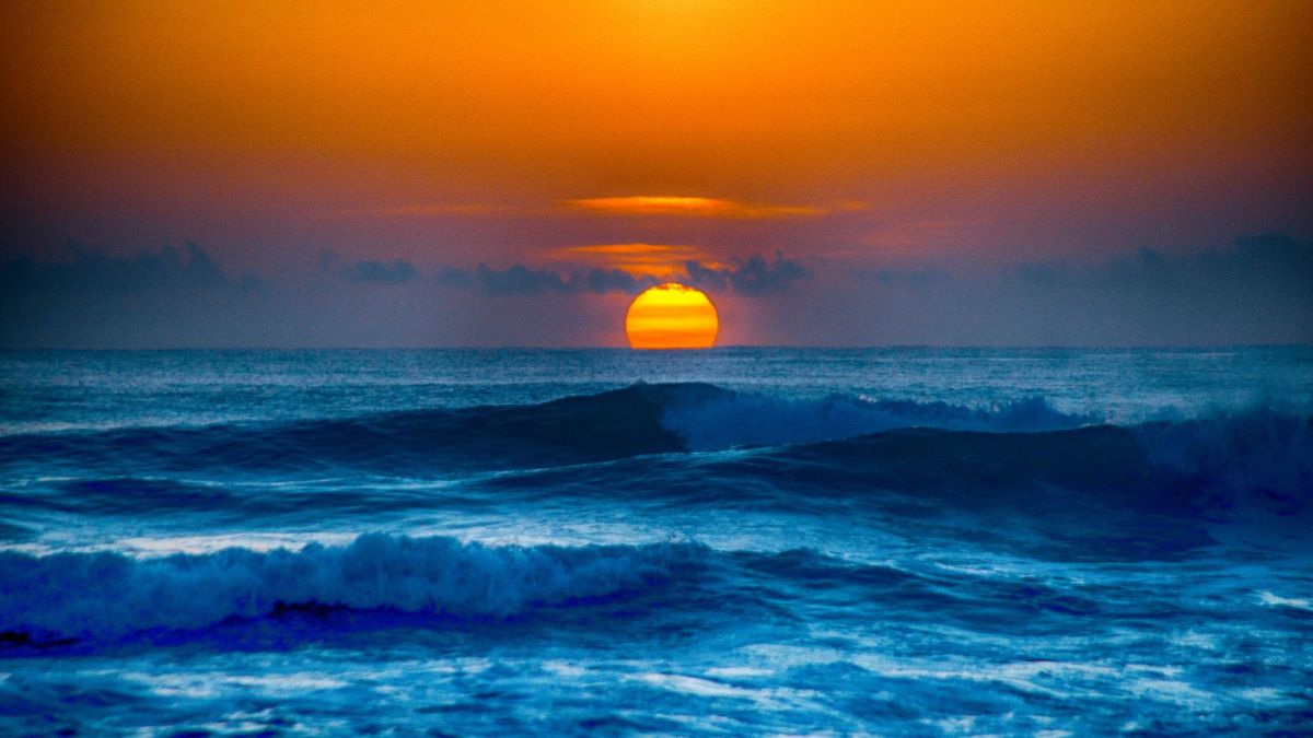 Soleil se couchant sur la mer. // Source : Canva Soleil se couchant sur la mer. // Source : Canva