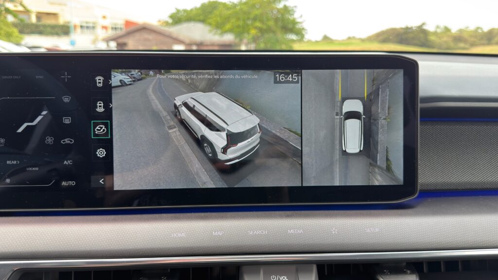 Les caméras sont bien pratiques pour manœuvrer l'EV9. // Source : Robin San Vicente pour Numerama Les caméras sont bien pratiques pour manœuvrer l'EV9. // Source : Robin San Vicente pour Numerama