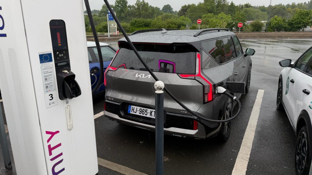 Le Kia EV9 à une borne Ionity. // Source : Robin San Vicente pour Numerama Le Kia EV9 à une borne Ionity. // Source : Robin San Vicente pour Numerama