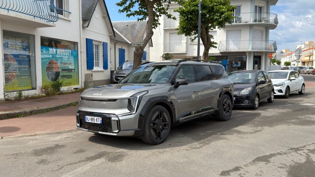 Le Kia EV9 est étonnamment à l'aise en ville. // Source : Robin San Vicente pour Numerama Le Kia EV9 est étonnamment à l'aise en ville. // Source : Robin San Vicente pour Numerama