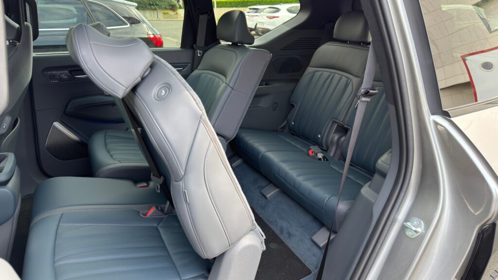 Accès aux places du fond sur le Kia EV9. // Source : Robin San Vicente pour Numerama Accès aux places du fond sur le Kia EV9. // Source : Robin San Vicente pour Numerama