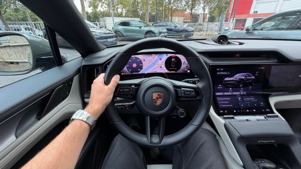 Au volant du Porsche Cayenne Electric. // Source : Robin San Vicente pour Numerama Au volant du Porsche Cayenne Electric. // Source : Robin San Vicente pour Numerama