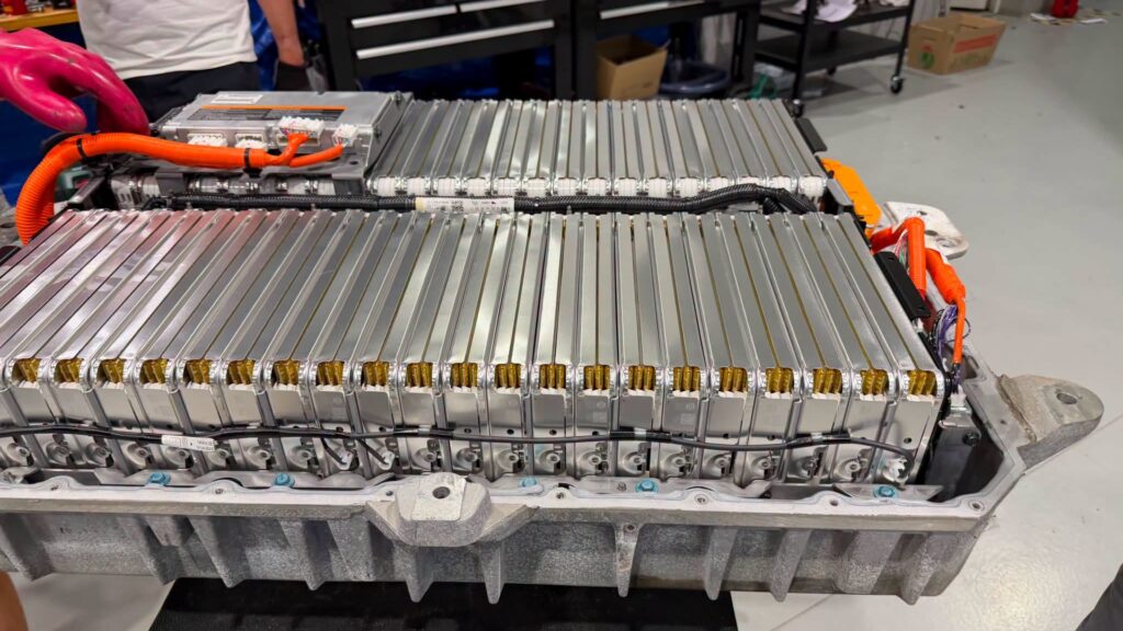 Une batterie de Renault Kangoo Z.E analysée. // Source : EV Clinic via Facebook Une batterie de Renault Kangoo Z.E analysée. // Source : EV Clinic via Facebook