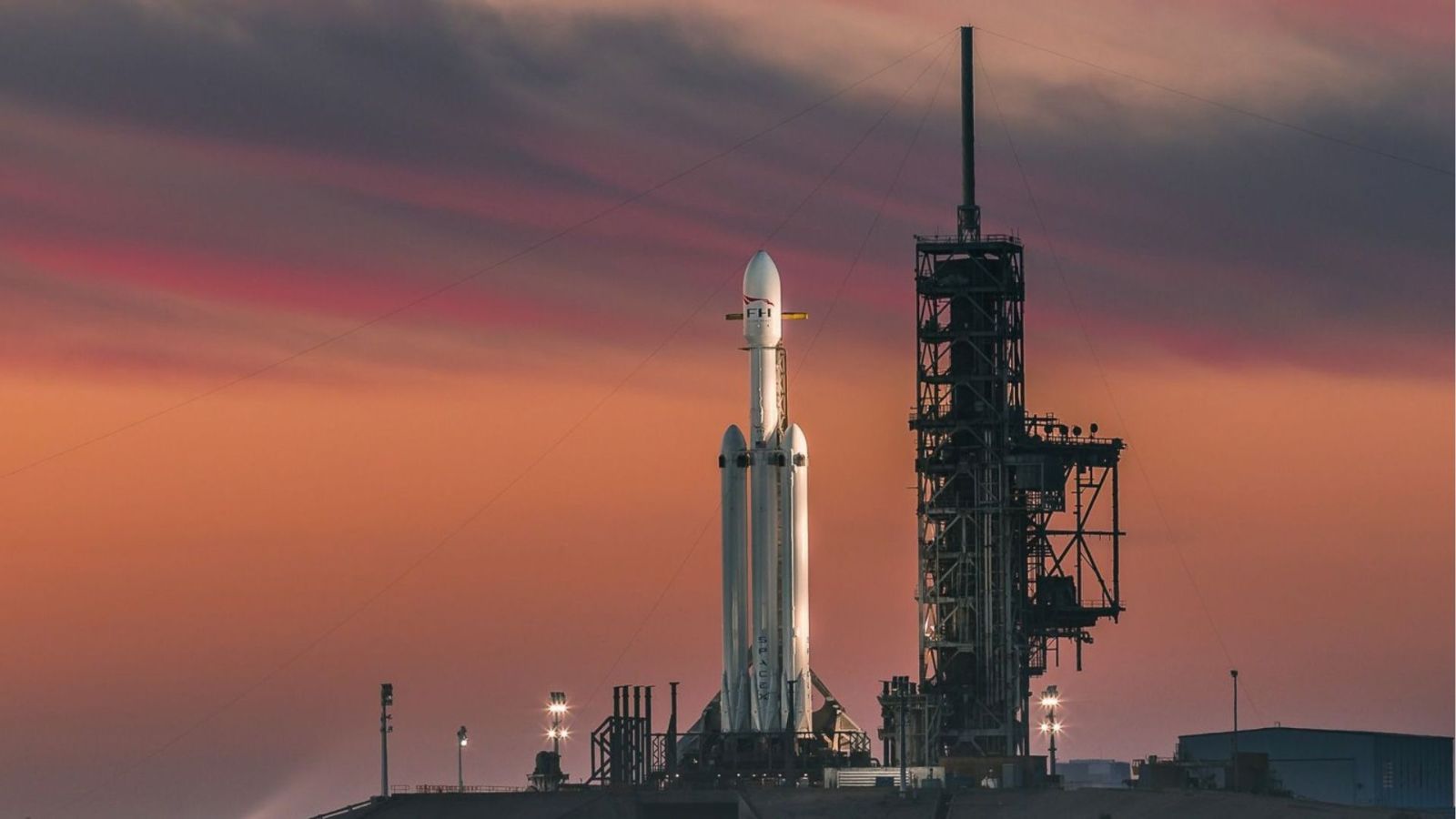 SpaceX lance pour la première fois une Falcon Heavy pour une mission secrète du renseignement américain