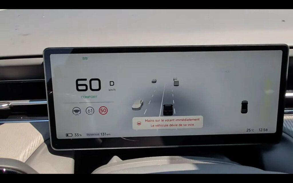 La vitesse relevée étant fausse, l'alerte de survitesse bip et en plus je ne tiens pas le volant selon la voiture // Source : Raphaelle Baut pour Numerama La vitesse relevée étant fausse, l'alerte de survitesse bip et en plus je ne tiens pas le volant selon la voiture // Source : Raphaelle Baut pour Numerama