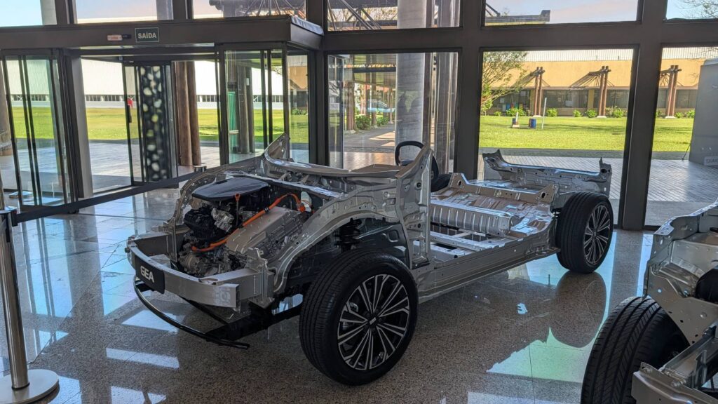 Plateforme Geely GEA qui intègre la production à Renault Geely do Brasil // Source : Raphaelle Baut pour Numerama Plateforme Geely GEA qui intègre la production à Renault Geely do Brasil // Source : Raphaelle Baut pour Numerama