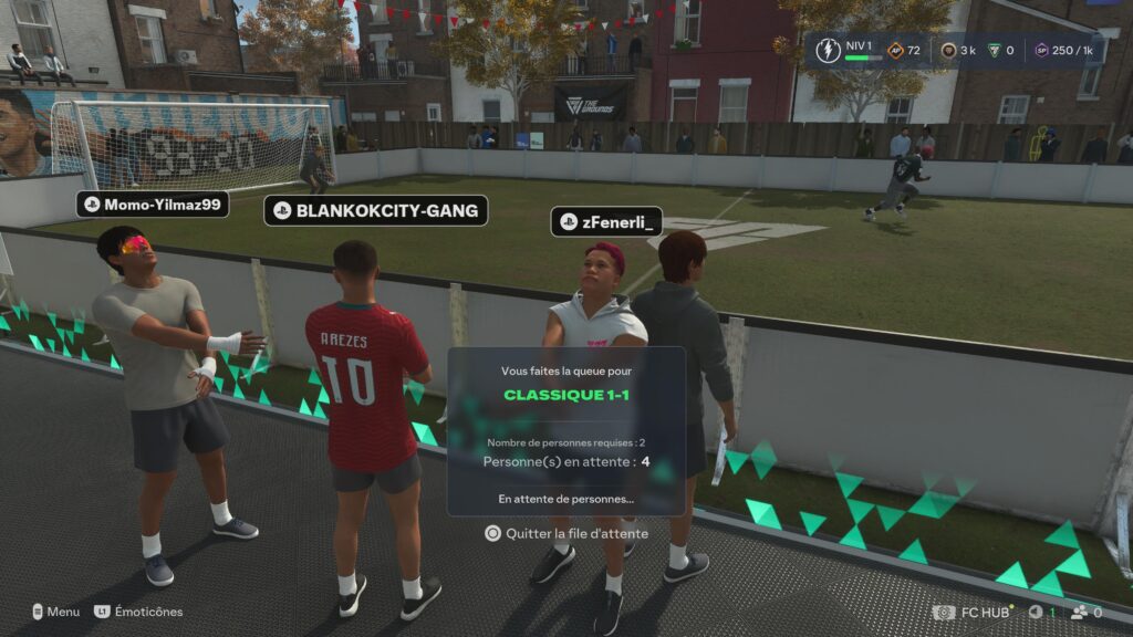 Ici, nous étions 4 à attendre pour faire un 2v2. Au lieu de nous laisser jouer, EA Sports nous fait attendre que les deux matchs d'avant se terminent.