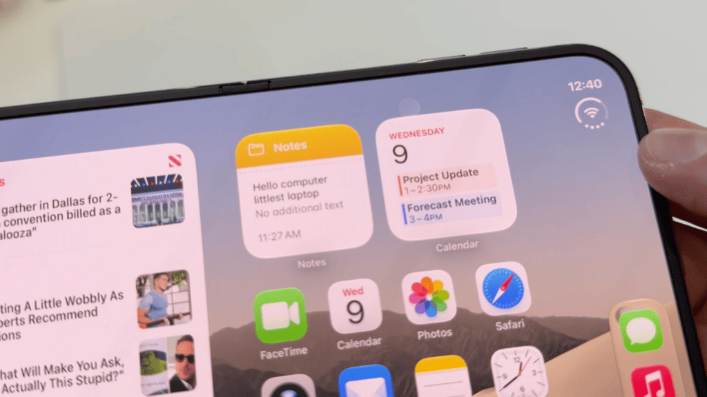 La caméra sous l'écran de l'iPhone Duo est bien cachée, mais visible sous certains angles. // Source : Numerama La caméra sous l'écran de l'iPhone Duo est bien cachée, mais visible sous certains angles. // Source : Numerama