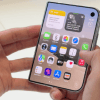 L'interface iOS est délocalisée à droite, avec le dock et la barre de statut au niveau du pouce. Les bordures sont aussi asymétriques. // Source : Numerama