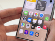 L'interface iOS est délocalisée à droite, avec le dock et la barre de statut au niveau du pouce. Les bordures sont aussi asymétriques. // Source : Numerama L'interface iOS est délocalisée à droite, avec le dock et la barre de statut au niveau du pouce. Les bordures sont aussi asymétriques. // Source : Numerama