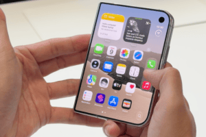 L'interface iOS est délocalisée à droite, avec le dock et la barre de statut au niveau du pouce. Les bordures sont aussi asymétriques. // Source : Numerama