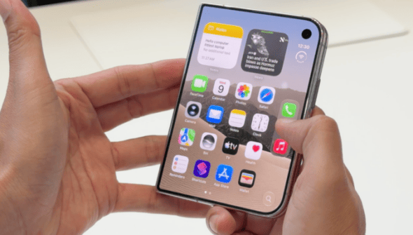 L'interface iOS est délocalisée à droite, avec le dock et la barre de statut au niveau du pouce. Les bordures sont aussi asymétriques. // Source : Numerama