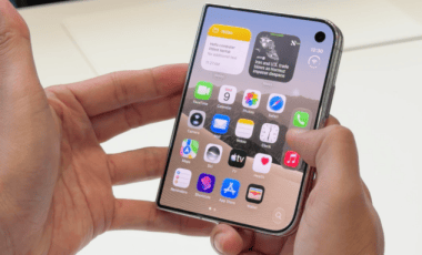 L'interface iOS est délocalisée à droite, avec le dock et la barre de statut au niveau du pouce. Les bordures sont aussi asymétriques. // Source : Numerama L'interface iOS est délocalisée à droite, avec le dock et la barre de statut au niveau du pouce. Les bordures sont aussi asymétriques. // Source : Numerama