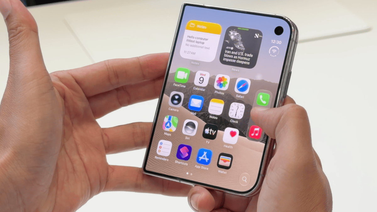 L'interface iOS est délocalisée à droite, avec le dock et la barre de statut au niveau du pouce. Les bordures sont aussi asymétriques. // Source : Numerama