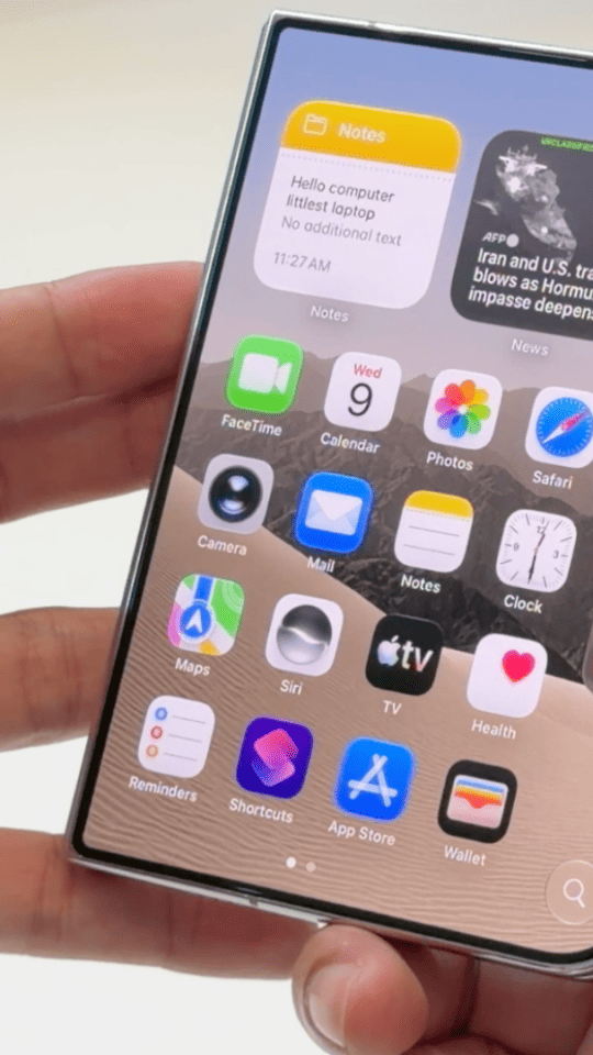 L'interface iOS est délocalisée à droite, avec le dock et la barre de statut au niveau du pouce. Les bordures sont aussi asymétriques. // Source : Numerama
